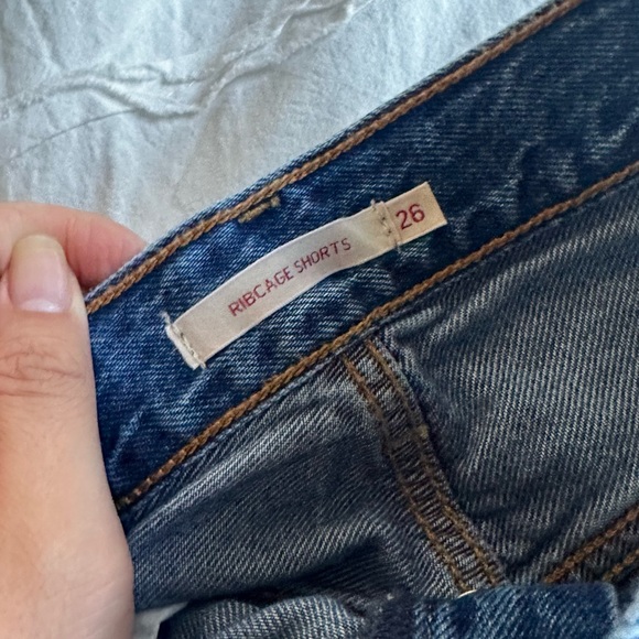 Levi’s Ribcage Shorts - Picture 3 of 4